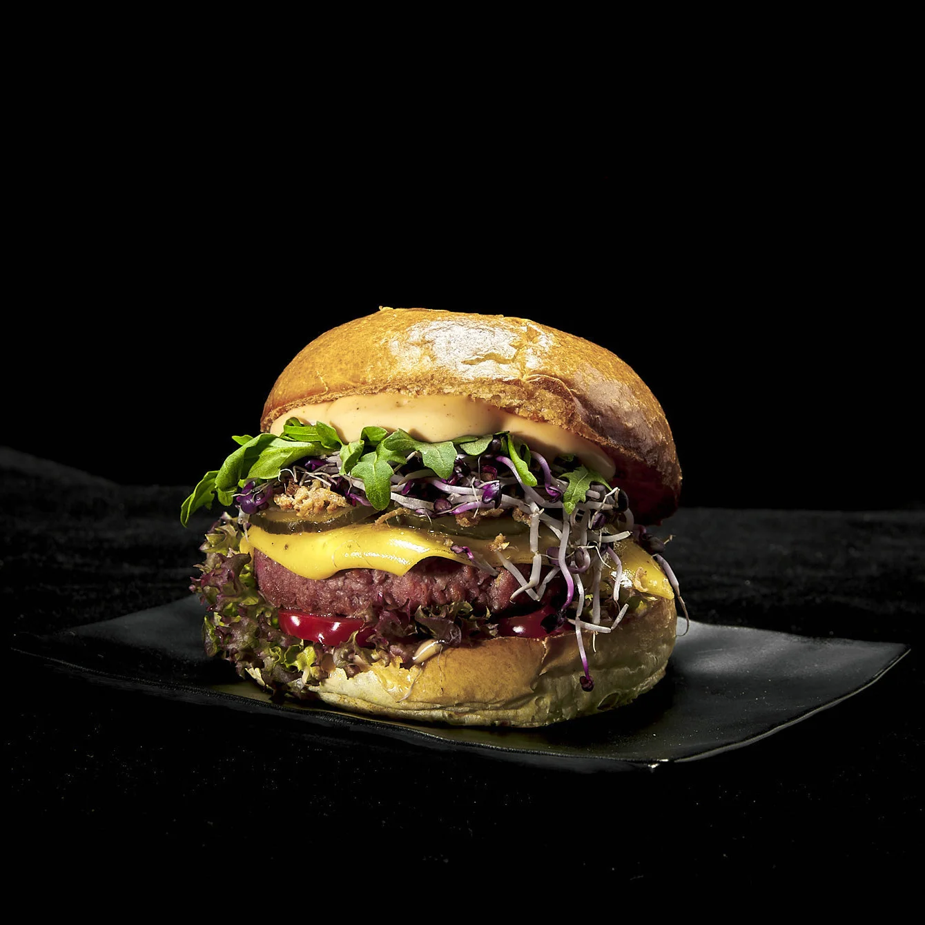 Burger mit Redefine PRO Premium Burger, bedda Scheiben Chili, White Smoked BBQ Dip, Rucola, Lollo Rosso, Gewürzgurke, Röstzwiebeln und Sprossenmix